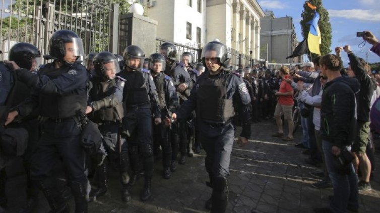 Ситуацията около руското посолство в Киев се нормализира