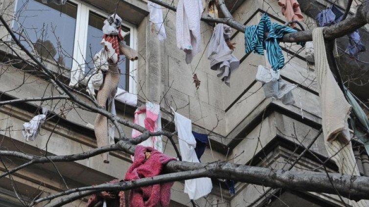 От 30 до 50 лв. глоба за хвърлен през терасата боклук в Добрич