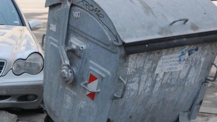 Започна подмяна и измиване на кофите за боклук