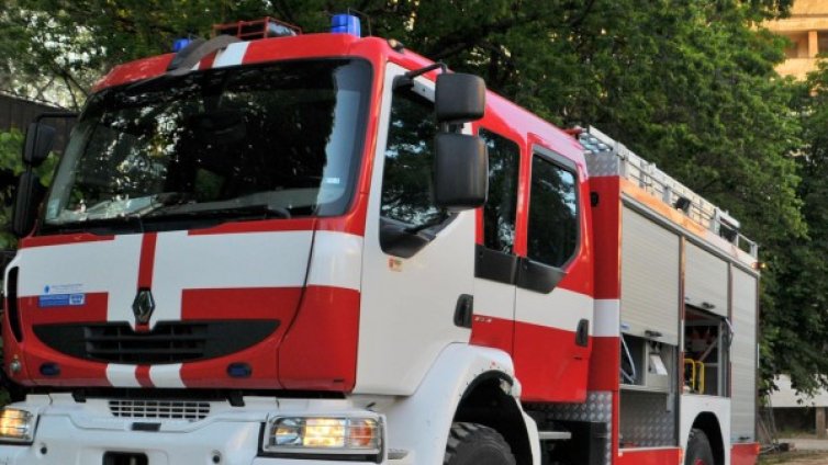 Цистерна с цимент се запали на Пазарджишко шосе