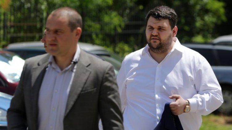Пеевски отрече да е заплашвал Цветан Василев
