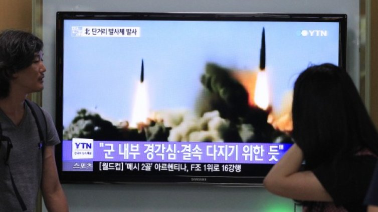 Северна Корея изстреля две балистични ракети