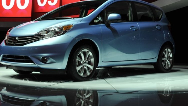 В САЩ разследват дефекти в автомобили Нисан и Крайслер