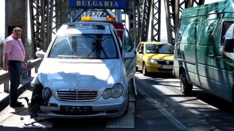 Катастрофа затвори "Дунав мост" за час