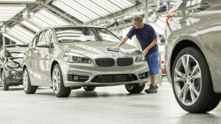 Първото BMW с предно предаване се качи на конвейера 