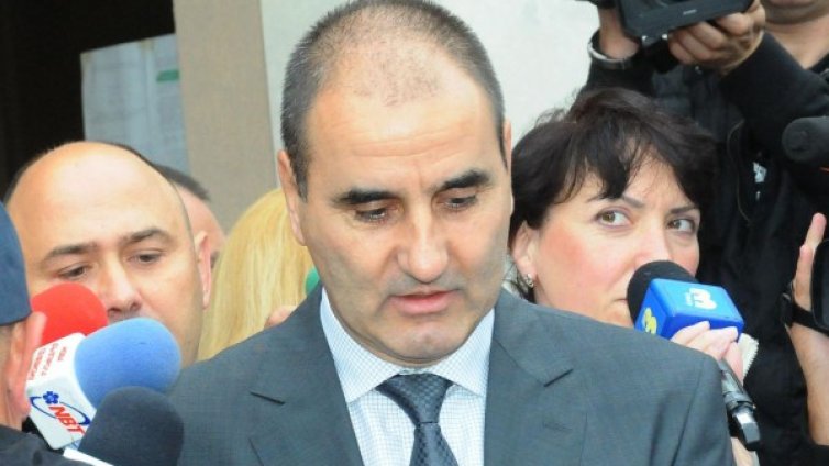 Ако махнат Лазаров след вота, си тръгва с 2 заплати