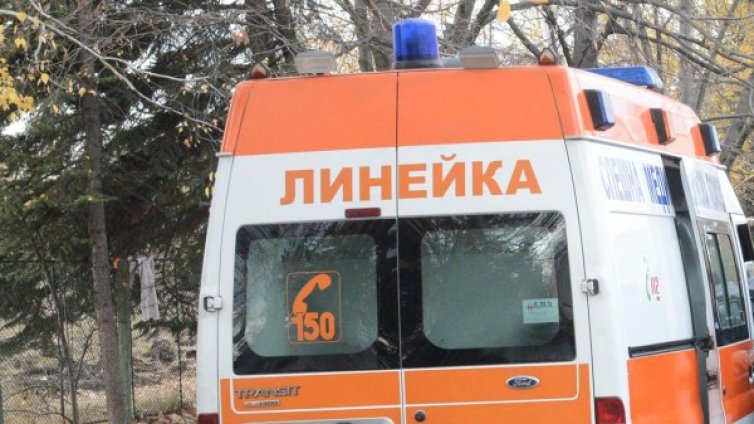 Двама пострадаха при пожар в автомобил