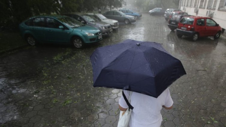 Жълт код за бури с градушка е обявен в 7 области в страната