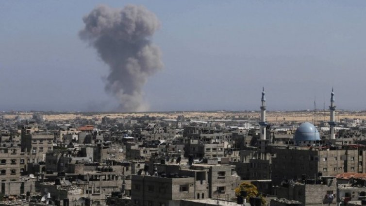 100 са вече загиналите в Газа при израелските въздушни удари