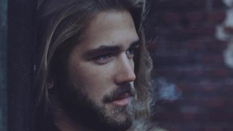 Най-горещият мъж модел прилича на Исус