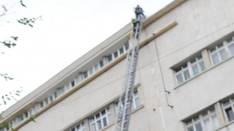 Пожар горя в сграда до ЦУМ 
