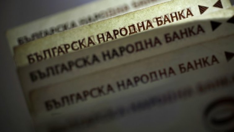Свиха 13 300 лв. и 850 евро от товарен автомобил