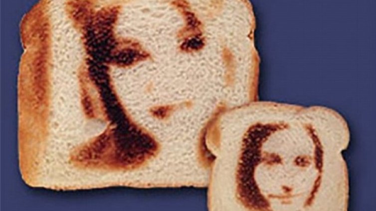 Тостер изпича селфита върху филийки