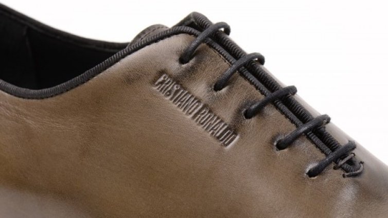 Роналдо със своя линия обувки