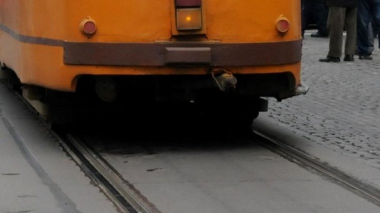 Трамвай е ударил пешеходец на "Ботевградско шосе" в София