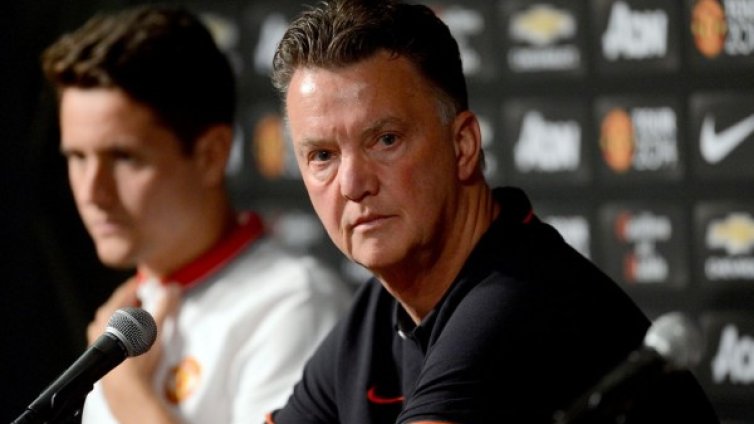 Ван Гаал доволен от новата система с трима защитници