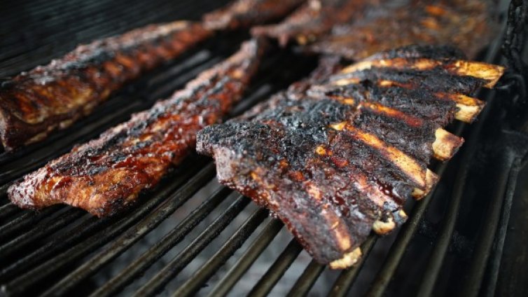 Робот помага на домакините в чистенето на барбекюто