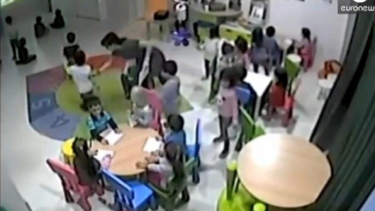 Запис показа как бият деца в румънска забавачка 