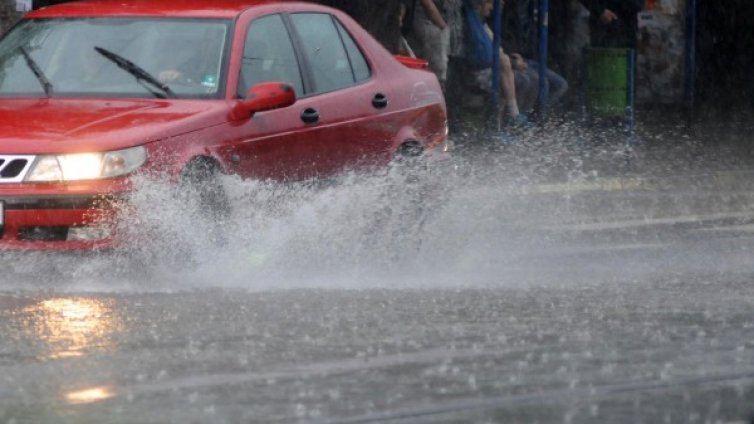 Утре: Опасност от значителни валежи и гръмотевични бури 