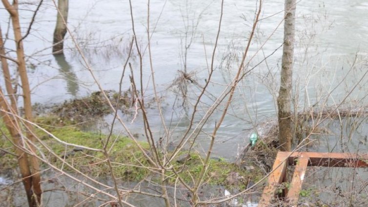 Евакуират врачанско село поради преливане на язовир 