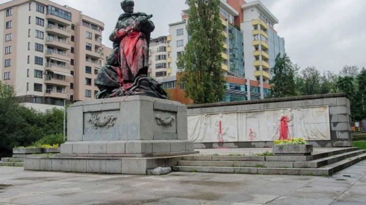 Пак боядисаха паметник на Съветската армия в София