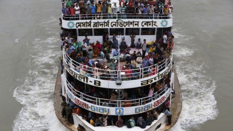 Претоварен ферибот потъна в Бангладеш