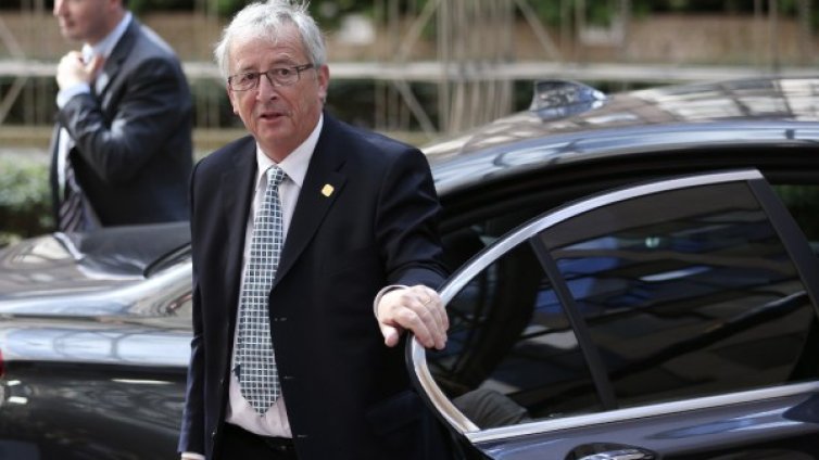 Юнкер се е "борил като лъв", за да задържи Гърция в еврозоната