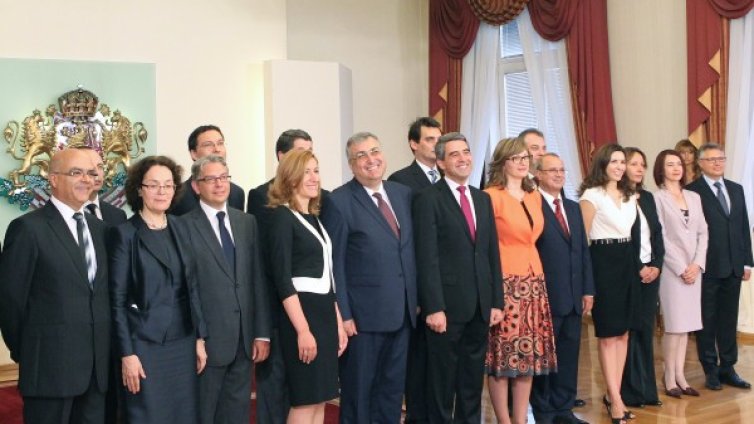 Новият кабинет - много политика и растяща амбиция на президента