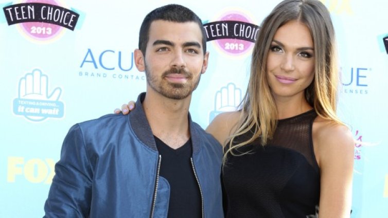 Ревност съсипала връзката на Джо Джонас и Бланда