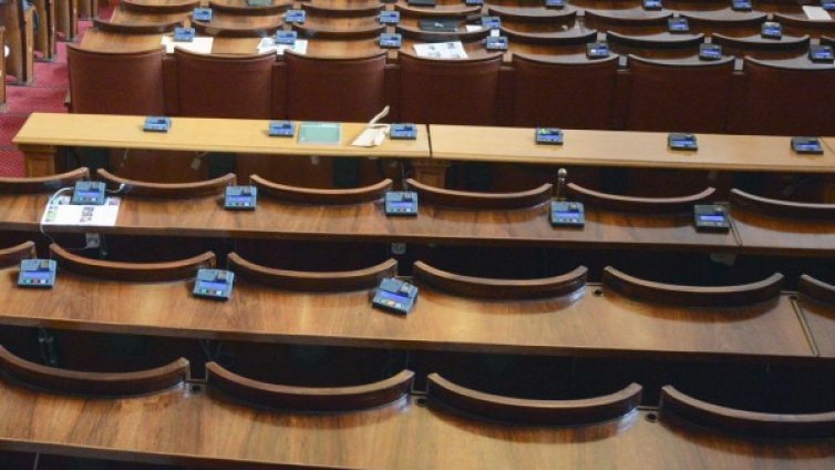 Последна проверка: Депутатите с 3030 неизвинени за година