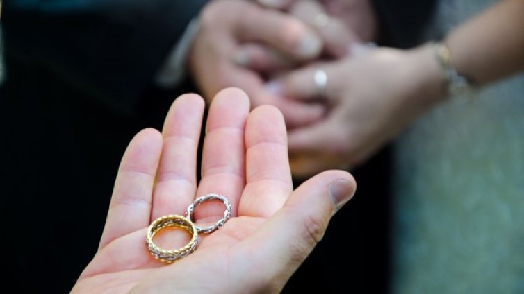 Трябва ли да смените фамилията си след брака?