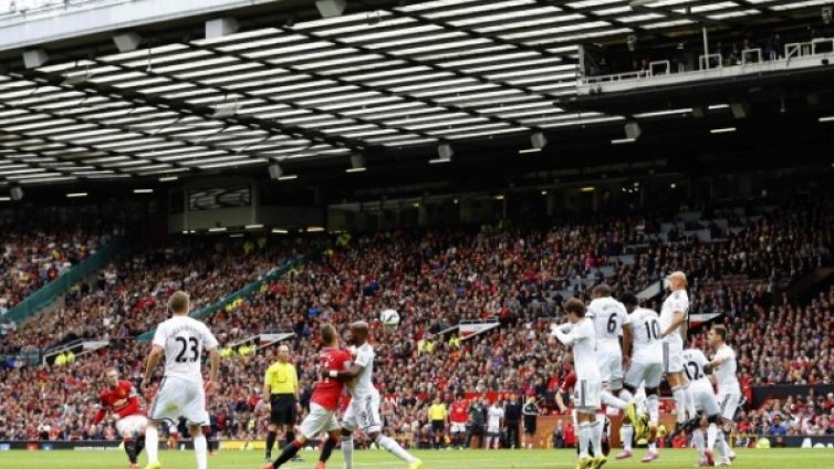 Хищни лебеди нахапаха Юнайтед в дебюта на ван Гаал