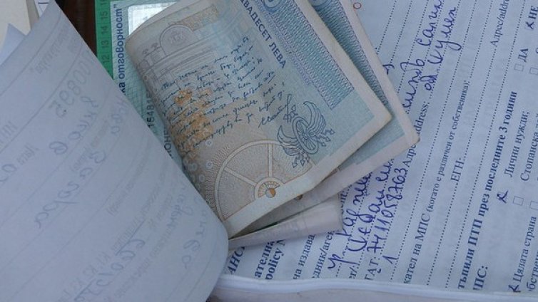 Варненец подхвърли двадесетачка на полицаи