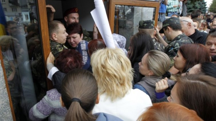 Демонстранти в Киев искат оставката на президента заради Източна Украйна