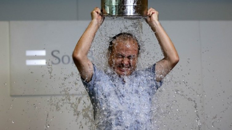 "Ледената кофа" донесе $100 млн. дарения