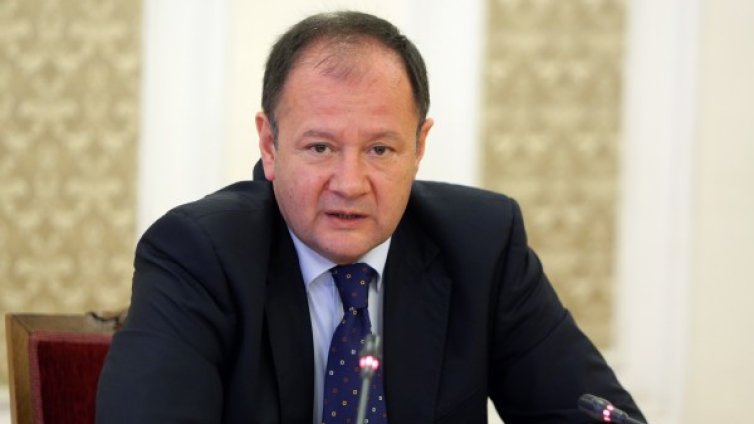 Вместо да се заливаме с вода, да дарим, зове Миков