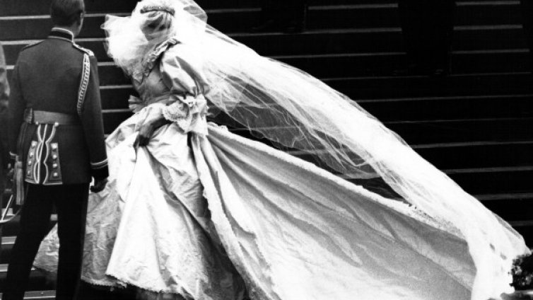 Връщат сватбената рокля на принцеса Даяна на синовете й