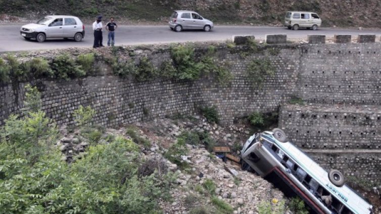 35 души загинаха при падане на автобус в река в Индия