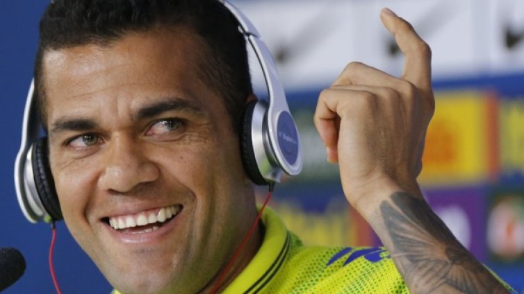 Ливърпул и Ман Юнайтед се надцакват за Дани Алвеш