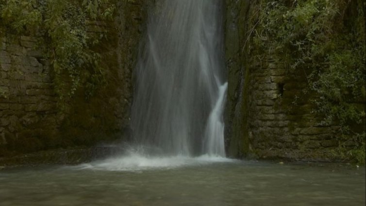 Труп на удавена жена изплува от езеро под водопад