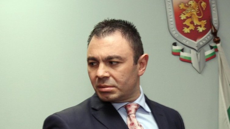 Арестуваха двама за стрелбата по кола в Санданско