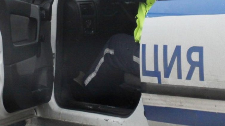 Мъж стреля и се барикадира в дома си в Бузовград