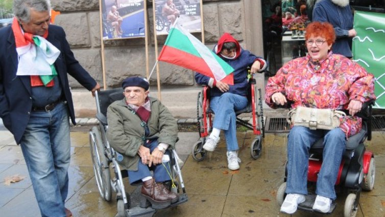 Хора с увреждания поискаха достъпна градска среда