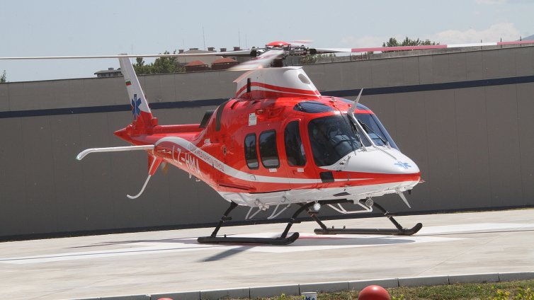 Въздушната линейка транспортира момиче в тежко състояние