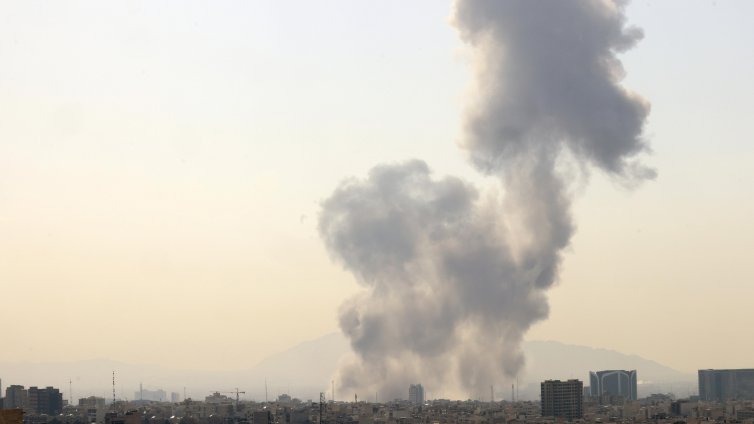 Има значителен брой смъртни случаи и ранени в Иран, Техеран обеща "смазващ отговор" ВИДЕО