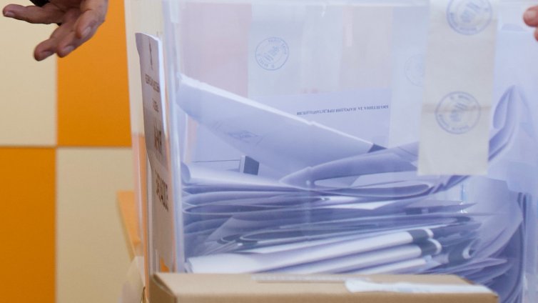 Висока активност и дълги опашки пред секциите в Париж