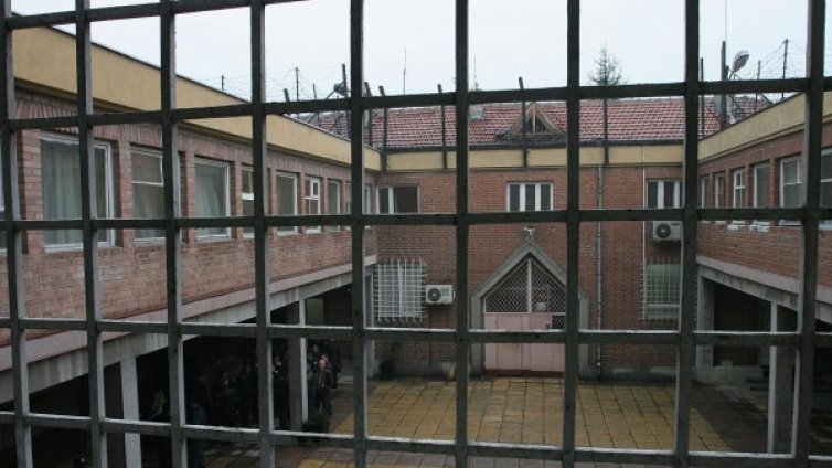 Полицията претърси три затвора в страната