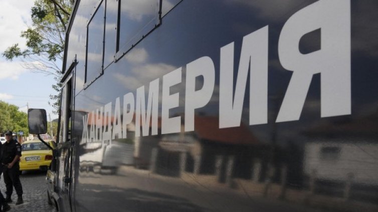 Бюлетините тръгват с жандармерия из страната