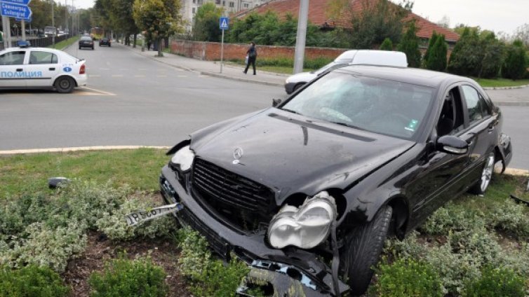 Хасковлия заби колата си на кръгово кръстовище в града