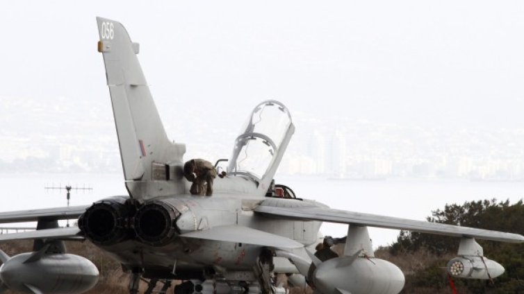 Нови въздушни удари срещу ИД поразиха лагер край Ракка